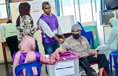 މުއިއްޒު މާ ކުރީގައި، 450 ފޮށިން 12،000 ވޯޓު ތަފާތު