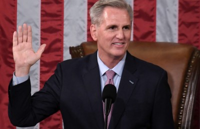 އެމެރިކާގެ މަޖިލީހުގެ ރައީސް މެކާތީ މަގާމުން އަޒުލުކޮށްފި