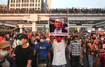 ބަޣާވާތާ ދެކޮޅަށް ރައްޔިތުން ނުކުތުމުން މިއަންމާއިން އިންޓަނެޓް ކަނޑާލައިފި