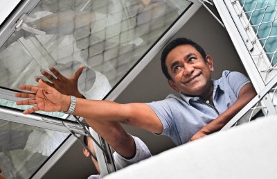 ފިނި ކޮޓަރީގައި ނުތިބެ އަޅުގަނޑުގެ ހައްގުގައި މަގުމަތީ ތިބެން ކެރެން ޖެހޭނެ: ޔާމީން