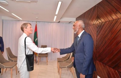 މުއިއްޒު އެންމެ ފުރަތަމަ ބައްދަލުކުރެއްވީ އިނގިރޭސި ސަފީރާ