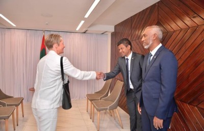މުއިއްޒު އެންމެ ފުރަތަމަ ބައްދަލުކުރެއްވީ އިނގިރޭސި ސަފީރާ