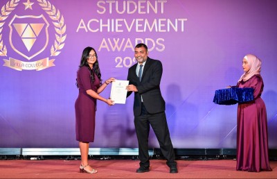 ވިލާ ކޮލެޖުގައި މަތީ ވަނަތައް ހާސިލްކުރި ދަރިވަރުންނަށް އެވޯޑު ދީފި