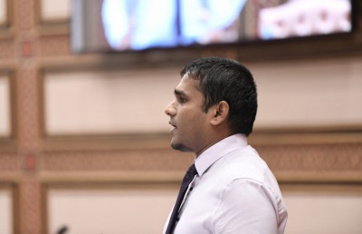 ޕްރޮބޭޝަންގައި ވެސް އަސާސީ މުސާރައާއި އެލަވެންސްތައް ދޭން ޖެހޭ: އިލްޔާސް