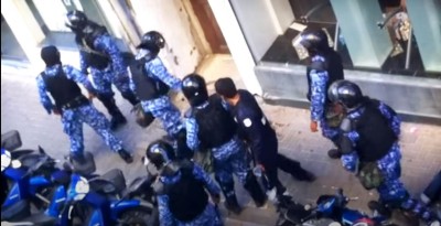 ބޮންޑޭއަށް ފުލުހުން އަނިޔާކުރި ވީޑިއޯ މަޖިލީހުގެ ތަޅުމުގައި އަޅުވައިފި