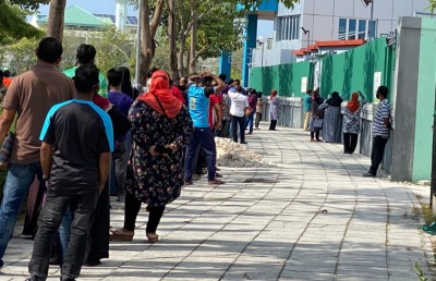 ވެކްސިން ޖަހާ މީހުން އިތުރުވެ، ބޮޑު ކިއޫއެއް
