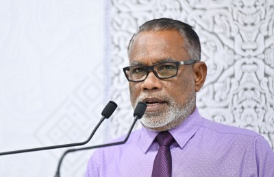 ސިޔާސީ މަގާމުތަކުގައި ތިބި މީހުން ސިވިލް ސާވިސްއަށް ބަދަލުކުރަން ސަރުކާރުން އެބަ އުޅޭ: އަދުރޭ
