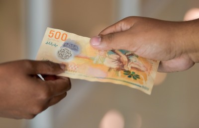 އޮޕަރޭޝަނަކަށް ކަމަށް ބުނެ އޮޅުވާލައިގެން ފައިސާ ހޯދުމުން ނުވަ މަހަށް ގޭ ބަންދު