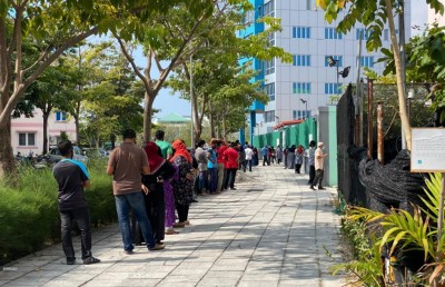 ވެކްސިން ޖަހާ މީހުން އިތުރުވެ، ބޮޑު ކިއޫއެއް