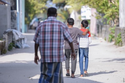 ބެލެނިވެރިން ހޭލާ! ހިލަމެއް ވެސް ނުވެ ދަރިން ގްރޫމްކުރަނީ!