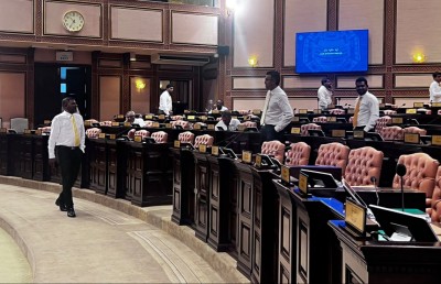ޖަލްސާ ނުބޭއްވުމުން، އެމްޑީޕީ މެންބަރުން ތަޅުމުން ނުނިކުމެ އިހުތިޖާޖުގައި!