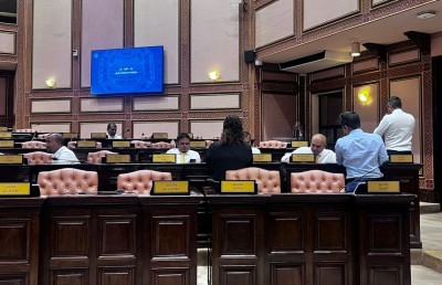 ޖަލްސާ ނުބޭއްވުމުން، އެމްޑީޕީ މެންބަރުން ތަޅުމުން ނުނިކުމެ އިހުތިޖާޖުގައި!