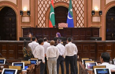 އެމްޑީޕީ މެންބަރުންގެ އިހުތިޖާޖުގައި ރިޔާސަތު މޭޒުގައި ހުރި ތަކެއްޗަށް ގެއްލުން ދީފި