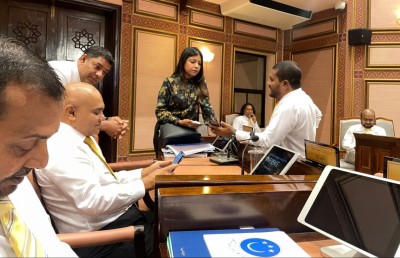 ޖަލްސާ ނުބޭއްވުމުން، އެމްޑީޕީ މެންބަރުން ތަޅުމުން ނުނިކުމެ އިހުތިޖާޖުގައި!