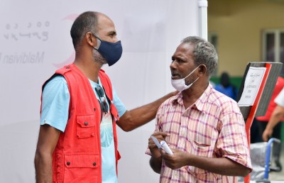 އުމުރުން ދުވަސްވީ މީހުން ބަލަހައްޓާ މީހުންނަށް ވެކްސިން ދެނީ