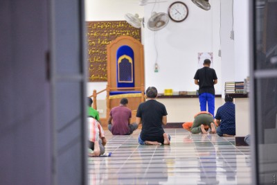 ނަމާދަށް ސަފުހަދާއިރު ގައިދުރު ކުރާކަށް ނުޖެހޭނެ: އިސްލާމިކް މިނިސްޓްރީ