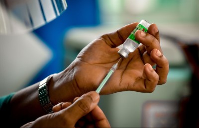 ވެކްސިން ޖަހައިދޭ އުމުރު 25 އަހަރަށް ދަށްކޮށްފި