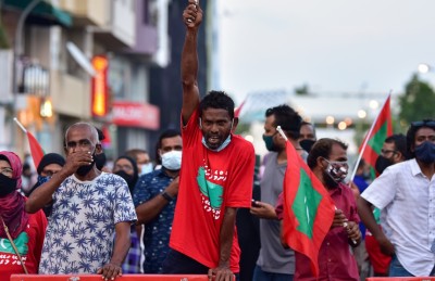 އިދިކޮޅު މުޒާހަރާގައި ފުލުހުންގެ ބެލުމުގެ ދަށަށް ގެންދިޔަ އެންމެން ދޫކޮށްލައިފި