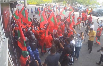 އިންޒާރަށް ބެލުމެއް ނެތި އިދިކޮޅުން މުޒާހަރާއަށް ނުކުމެއްޖެ