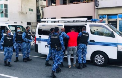 އިންޒާރަށް ބެލުމެއް ނެތި އިދިކޮޅުން މުޒާހަރާއަށް ނުކުމެއްޖެ