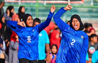 އަލަށް ބައިވެރިވެ ކުނބުރުދޫ ސްކޫލަށް ފުރަތަމަ ފަހަރަށް ވޮލީގެ ތަށި