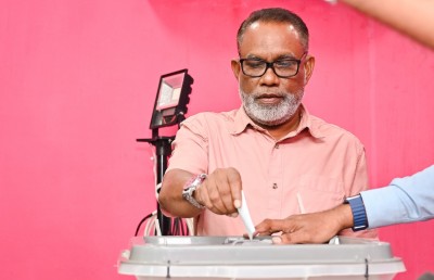 ޔާމީނާއި މުއިއްޒުގެ މެދުގައި އަބްދުއްރަހީމްގެ ނާޒުކް ވަގުތުކޮޅެއް!
