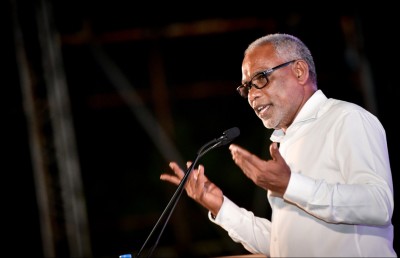 ޔާމީނާއި މުއިއްޒުގެ މެދުގައި އަބްދުއްރަހީމްގެ ނާޒުކް ވަގުތުކޮޅެއް!