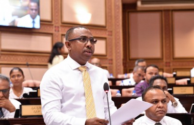 މަހްލޫފް ވިދާޅުވަނީ ގާނޫނަކަށް ބަލާނެ ކަމެއް ނެތް ކަމަށް: އާޒިމް