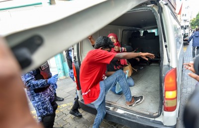މުޒާހަރާއިން ފުލުހުންގެ ބެލުމުގެ ދަށަށް ގެންދިޔަ މީހުން ސާމްޕަލެއް ނުދިން