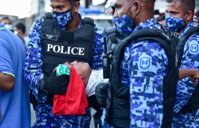 މުޒާހަރާއިން ފުލުހުންގެ ބެލުމުގެ ދަށަށް ގެންދިޔަ އެންމެން ޖޫރިމަނާކޮށް ދޫކޮށްލައިފި