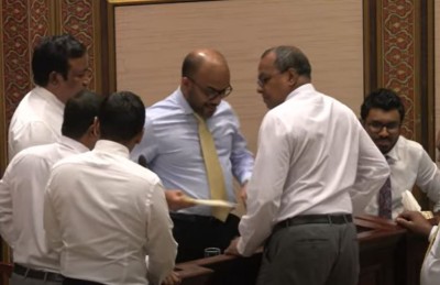 ޑެފިސިޓް ކުޑަނުކޮށް ކުރިއަށް ދެވޭނެ މަގު ހަނި: އަމީރު