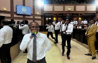 "އީވާ ރިޔާސަތުން ނުފައިބާތީ" ނަޝީދުގެ އިތުބާރު ނެތް މައްސަލަ ނުފެށުނު!