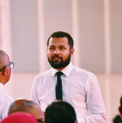 ފިޝަރީޒްގެ ކޮމިއުނިކޭޝަންސް ޑިރެކްޓަރަށް ޖިންސީ ގޯނާގެ ތުހުމަތު!