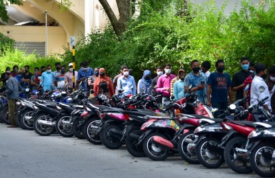 ވެކްސިން ޖަހާ މީހުން ކުއްލިއަކަށް ގިނަވެ ބޮޑު ކިއޫއެއް