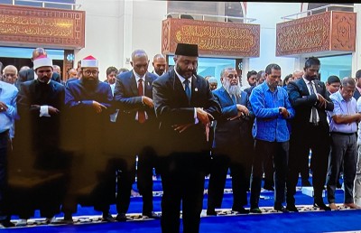 ހުވާކުރެއްވުމަށް ފަހު، އާ ރައީސާއި ނައިބު ރައީސް މަޣުރިބް ނަމާދު ޖަމާއަތަށް