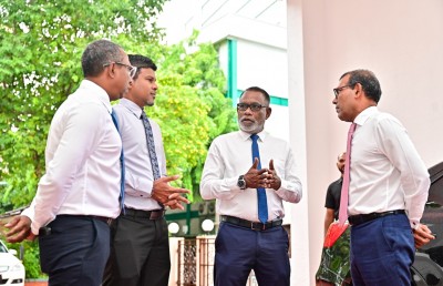 ޑރ. މުއިއްޒުގެ ރިޔާސީ ދަތުރު: ހިތްވަރާއި ކެރުމާއި ވަރުގަދަ އަޒުމެއްގެ ނަމޫނާ!