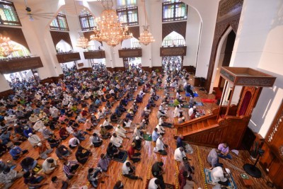 ވައިރަހުގެ ބިރާއެކުވެސް ގިނަ ބަޔަކު ޖަމާވެ އީދު ނަމާދުކޮށްފި