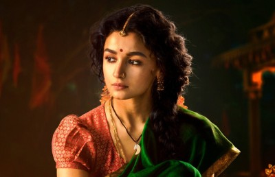 އާލިއާ ބަޓް "އާރްއާރްއާރް" ގައި ފެންނާނެ ގޮތް ދައްކާލައިފި