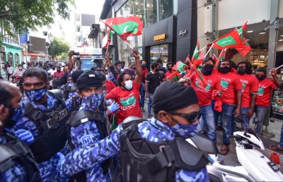 މުޒާހަރާގެ ތެރެއިން ފުލުހުންގެ ބެލުމުގެ ދަށަށް ގެންދިޔަ އެންމެން ދޫކޮށްލައިފި