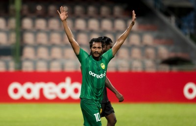 ހަމްޕު އަށް ހަތަރު ގޯލު، ޔޫވީގައި ބަދަލު ކީޕަރެއް ނެތުމުން ގޯލަށް ކުޅުނީ ޑިފެންޑަރެއް