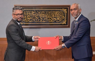 އިބޫގެ ކެމްޕެއިންގައި އުޅުނު ސްޓޭޓް މިނިސްޓަރަކު މަގާމުން ވަކިކޮށްފި