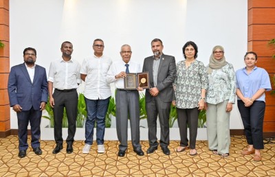 ސަޓާ އިން އެމްޔޫ މަނިކަށް ހާއްސަ އެވޯޑެއް ދީފި