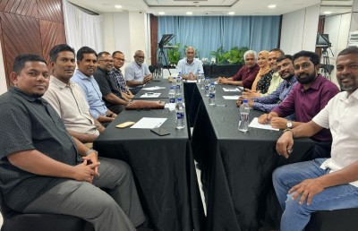 އައިޝާ އިސްވެ ހުންނަވައިގެން ޖޭޕީގެ ޓީމެއް ރައީސް މުއިއްޒުގެ އަރިހަށް!