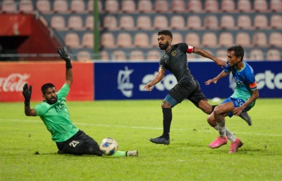 ކުޅުނު ހުރިހާ މެޗެއްގައި ރިޒޭ ލަނޑު ޖަހައި އީގަލްސް ލީގަށް ވާން ކޮށްފި