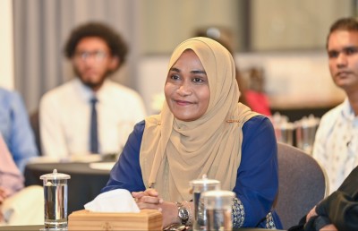 ސިޔާސަތު ކަނޑައެޅުމާއި ތަރައްގީގައި އަންހެނުންގެ ބައިވެރިވުން އިތުރުކުރަން ޖެހޭ: ފަސްޓް ލޭޑީ