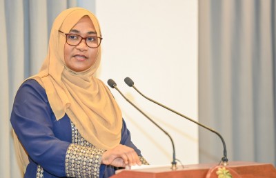 ސިޔާސަތު ކަނޑައެޅުމާއި ތަރައްގީގައި އަންހެނުންގެ ބައިވެރިވުން އިތުރުކުރަން ޖެހޭ: ފަސްޓް ލޭޑީ