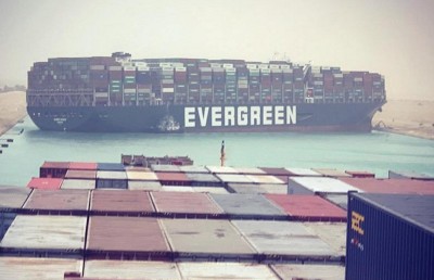 ބޮޑު ކޮންޓެއިނާ ބޯޓެއް ހުރަސްވެ ސުއޭޒް ކެނަލް ބަންދުވެއްޖެ