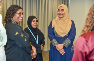 ސިޔާސަތު ކަނޑައެޅުމާއި ތަރައްގީގައި އަންހެނުންގެ ބައިވެރިވުން އިތުރުކުރަން ޖެހޭ: ފަސްޓް ލޭޑީ