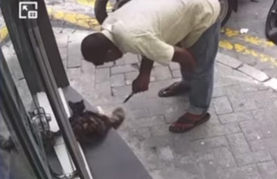 ބުޅަލެއްގެ ގަޔަށް ވަޅި ހަރައި މަރާލި މީހާ، އިތުރު ބުޅަލަކަށް ހަމަލަދޭން އުޅުނު