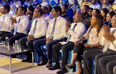 ޑިމޮކްރެޓްސްގެ ފުރަތަމަ ފިޔަވަޅު ޑިމޮކްރެސީ އާ ދުރަށް!